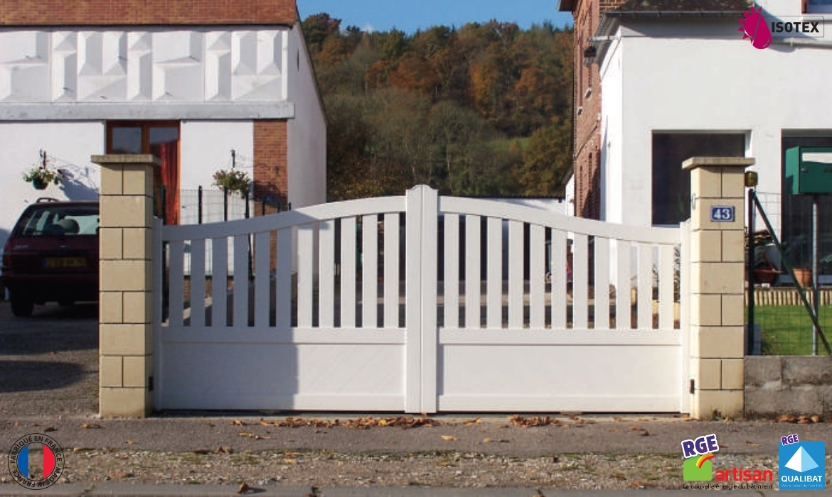 Portails PVC sur mesure en Nord-Isère : fabrication française, durabilité et élégance pour votre extérieur