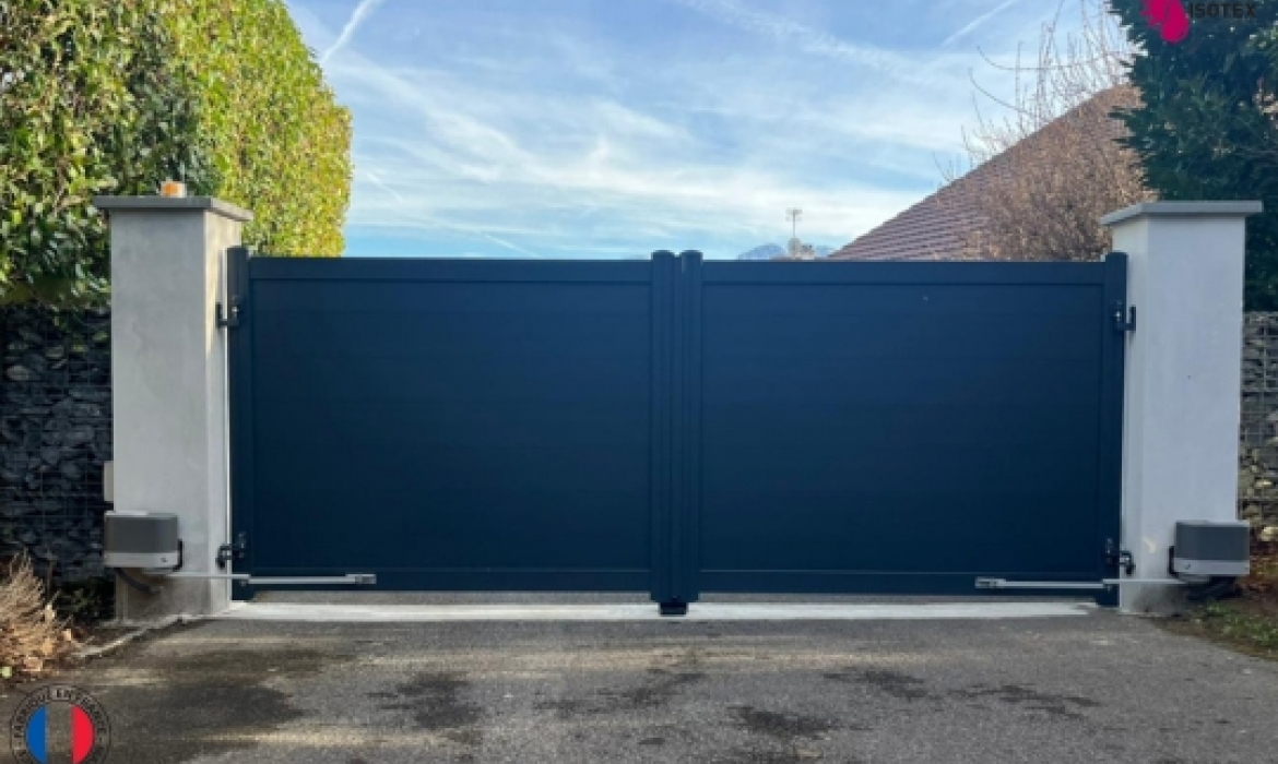 Portail aluminium sur mesure vers Crémieu avec visiophone connecté Somfy – Fabrication française