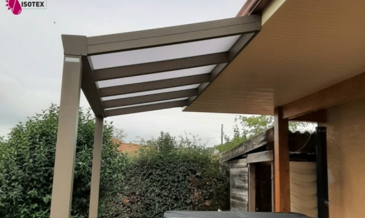 Pergola Atrium Elégance sur mesure aux alentours de Pont-de-Beauvoisin (38480) : élégance et protection toute l'année