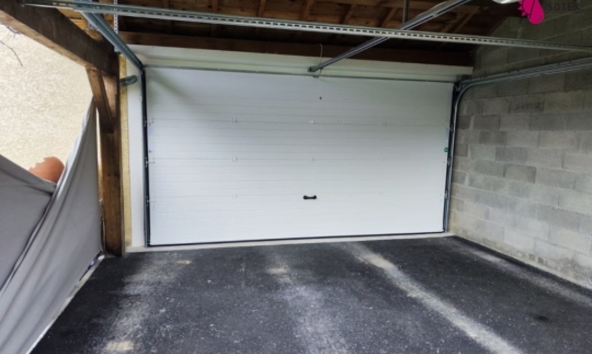 Porte de Garage Sectionnelle Motorisée sur Mesure aux Alentours de L'Isle-d'Abeau (38080) : Grand Format et Fabrication Française
