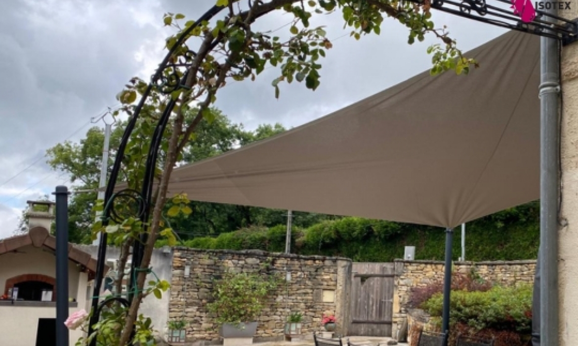 Réalisation d’une voile d’ombrage sur mesure à La Côte-Saint-André