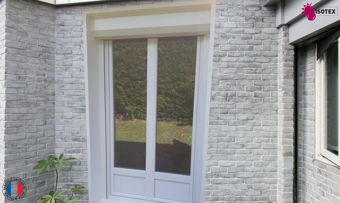 Réalisation d’une Porte-fenêtre PVC sur mesure à Heyrieux (38540) – Performance, confort et fabrication française 