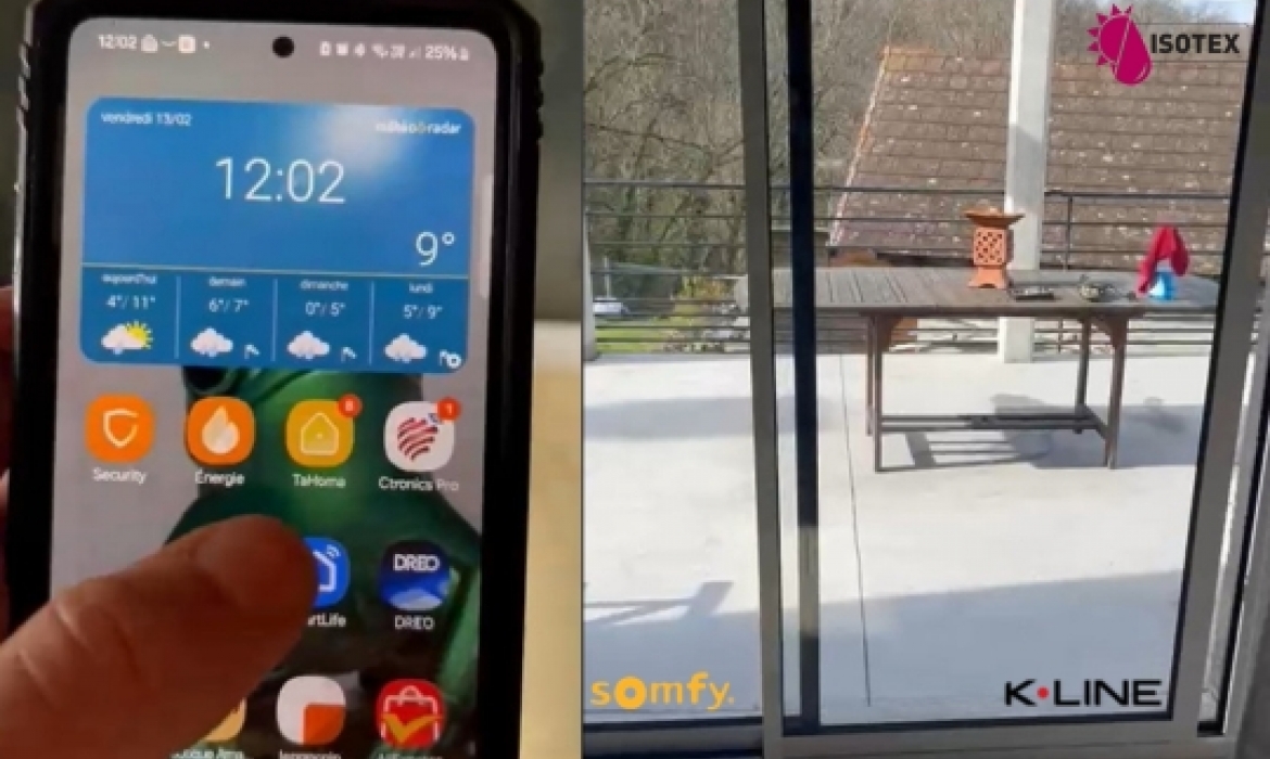 Installation d’une porte fenêtre coulissante aluminium K•Line sur mesure motorisée Somfy à Pont de Beauvoisin – Rénovation premium en Nord Isère