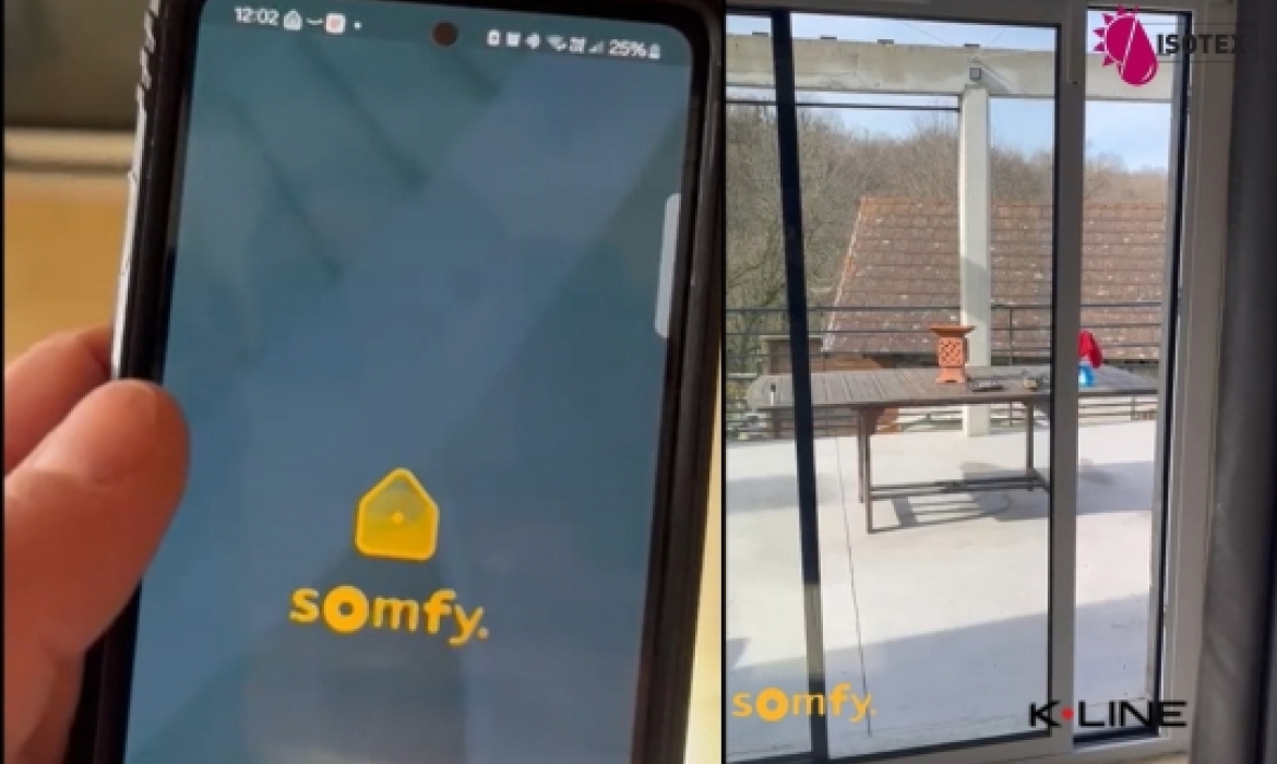 Installation d’une porte fenêtre coulissante aluminium K•Line sur mesure motorisée Somfy à Pont de Beauvoisin – Rénovation premium en Nord Isère