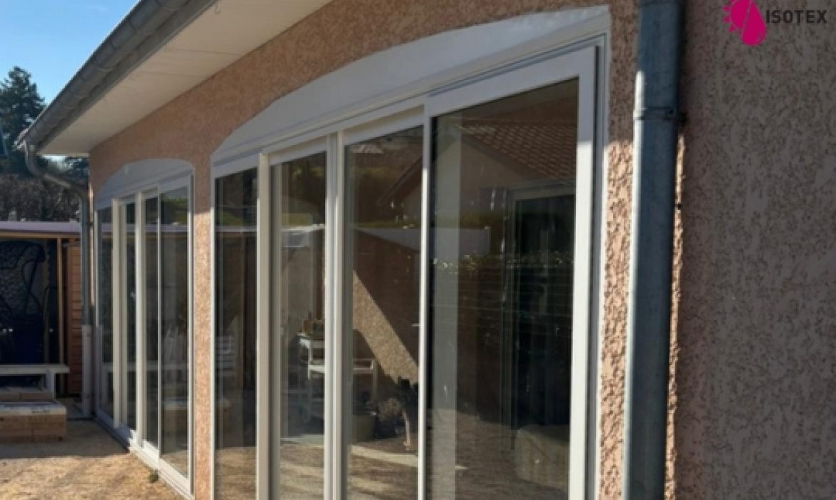 Pose de menuiseries aluminium à Villefontaine en Nord Isère – Coulissants 4 vantaux sur mesure