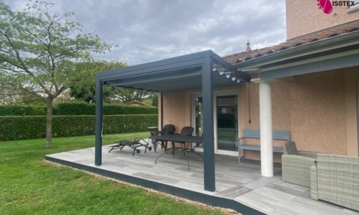 Installation d’une pergola ZEN et d’un store ZIP sur mesure vers Tignieu-Jameyzieu – Fabrication française ISOTEX.