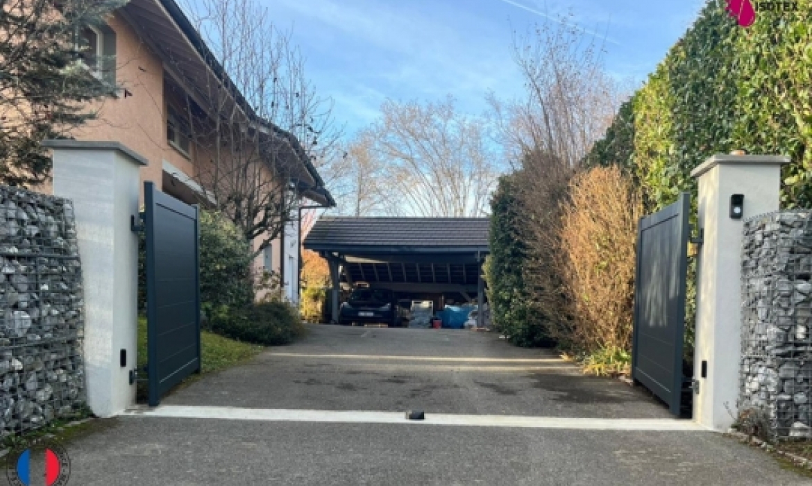 Portail aluminium sur mesure vers Crémieu avec visiophone connecté Somfy – Fabrication française
