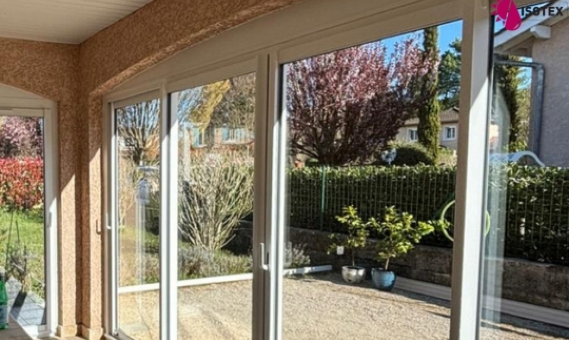 Pose de menuiseries aluminium à Villefontaine en Nord Isère – Coulissants 4 vantaux sur mesure