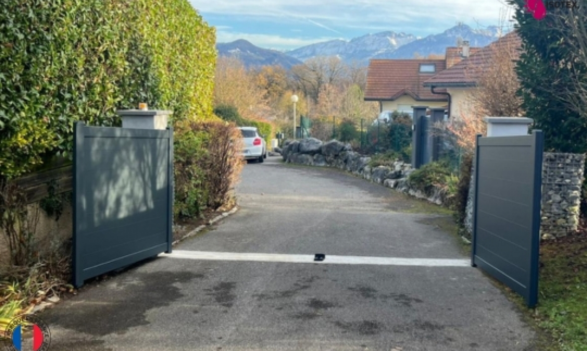 Portail aluminium sur mesure vers Crémieu avec visiophone connecté Somfy – Fabrication française
