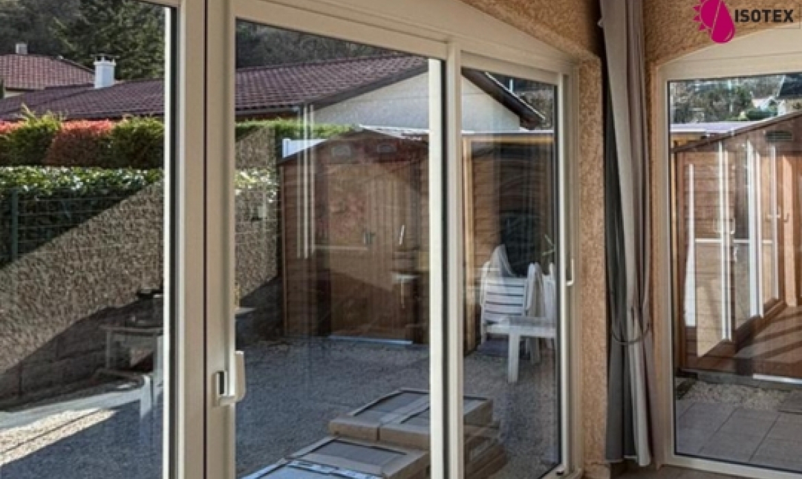 Pose de menuiseries aluminium à Villefontaine en Nord Isère – Coulissants 4 vantaux sur mesure