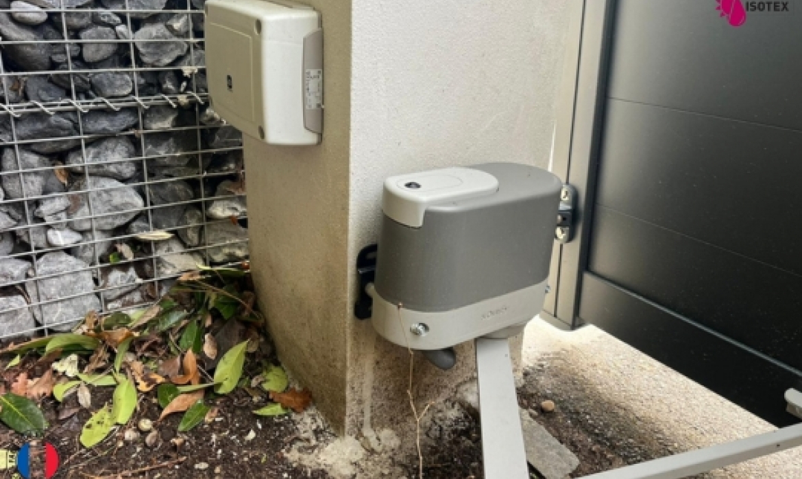 Portail aluminium sur mesure vers Crémieu avec visiophone connecté Somfy – Fabrication française