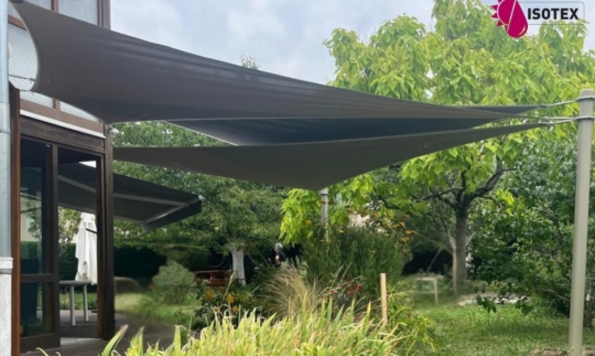 Installation de voiles d’ombrage sur mesure vers Tignieu-Jameyzieu (38230) en Nord Isère – Fabrication française