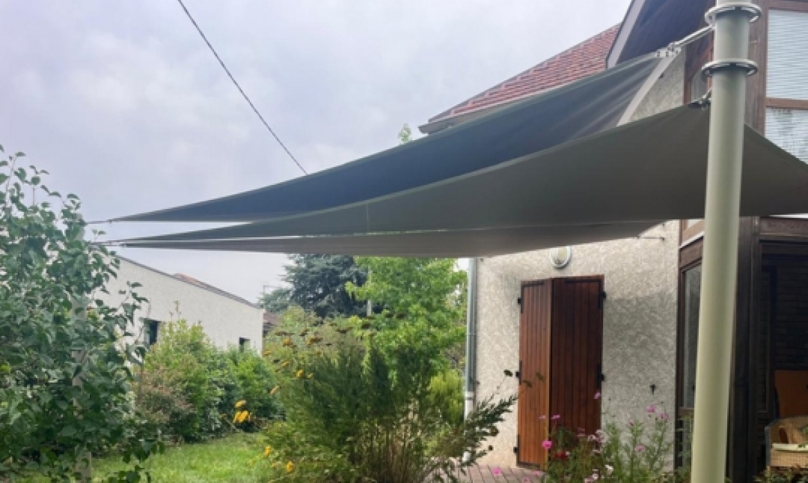 Installation de voiles d’ombrage sur mesure vers Tignieu-Jameyzieu (38230) en Nord Isère – Fabrication française