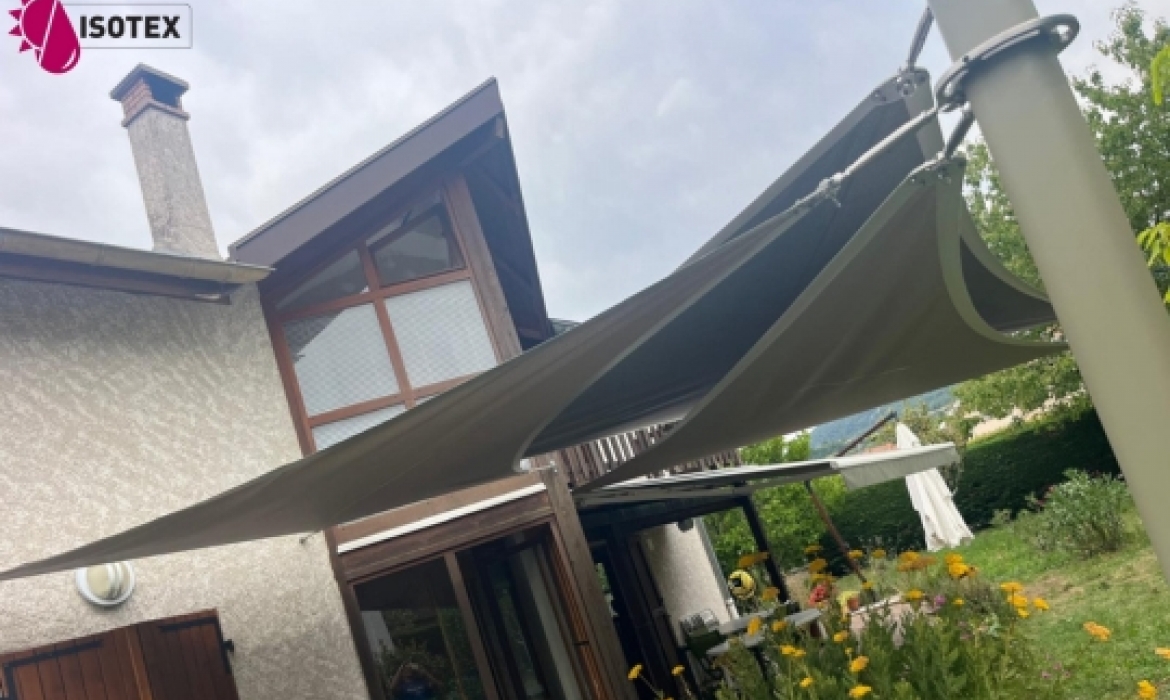 Installation de voiles d’ombrage sur mesure vers Tignieu-Jameyzieu (38230) en Nord Isère – Fabrication française