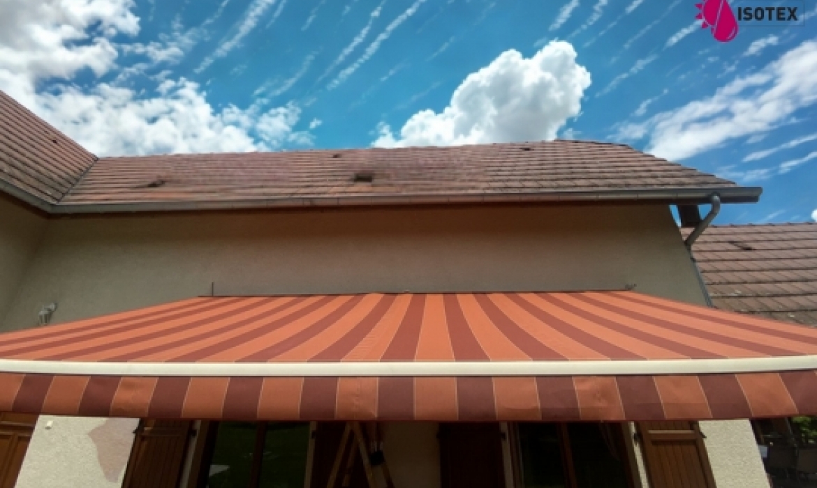 Rentoilage et Motorisation Somfy d'un store banne vers Villefontaine (38090)