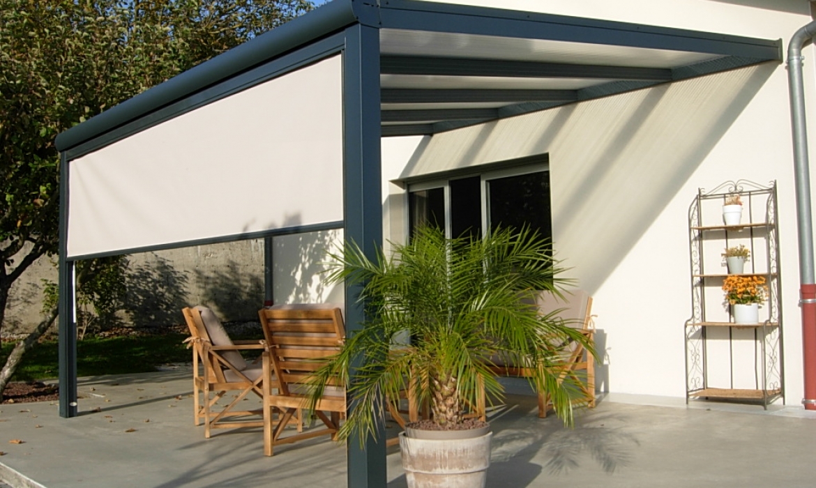 Pergola toit polycarbonate avec store vertical