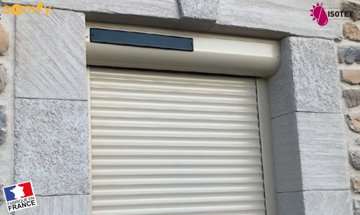 Volet roulant solaire Somfy : Confort sans fil et autonomie totale en Nord Isère – Sur mesure et fabrication française !