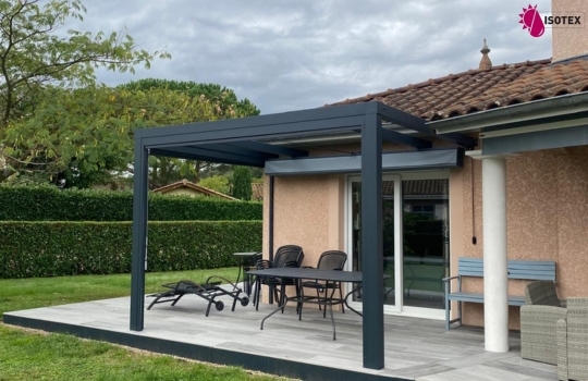 Installation d’une pergola ZEN et d’un store ZIP sur mesure vers Tignieu-Jameyzieu – Fabrication française ISOTEX.