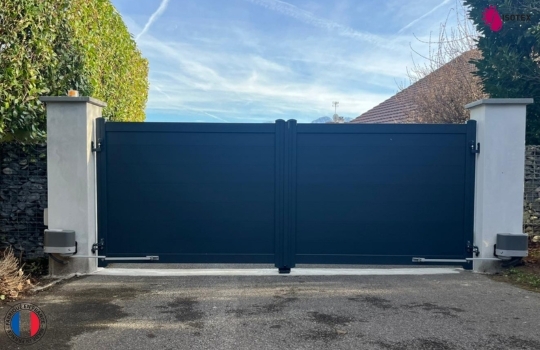 Portail aluminium sur mesure vers Crémieu avec visiophone connecté Somfy – Fabrication française