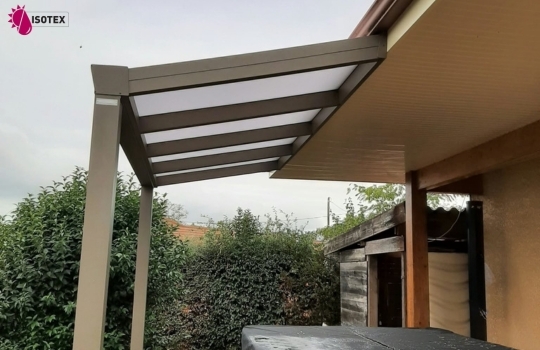 Pergola Atrium Elégance sur mesure aux alentours de Pont-de-Beauvoisin (38480) : élégance et protection toute l'année