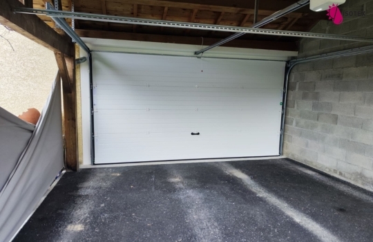 Porte de Garage Sectionnelle Motorisée sur Mesure aux Alentours de L'Isle-d'Abeau (38080) : Grand Format et Fabrication Française
