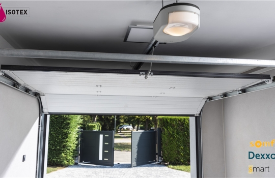 Porte de garage sectionnelle refoulement plafond motorisée Somfy