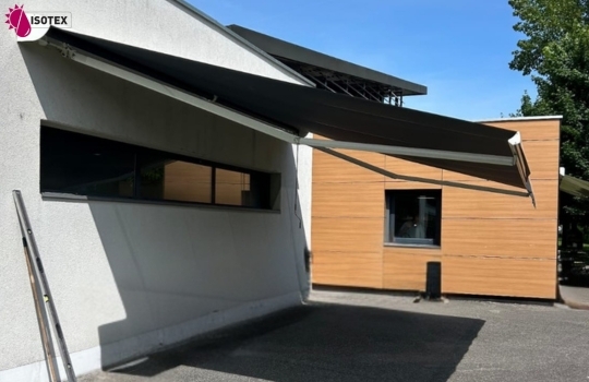 Store extérieur Zénith motorisé Somfy équipé d'un capteur vent près de Morestel (38510)