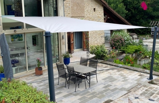 Réalisation d’une voile d’ombrage sur mesure à La Côte-Saint-André