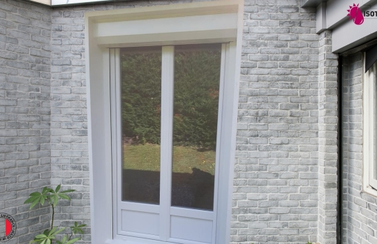 Réalisation d’une Porte-fenêtre PVC sur mesure à Heyrieux (38540) – Performance, confort et fabrication française 