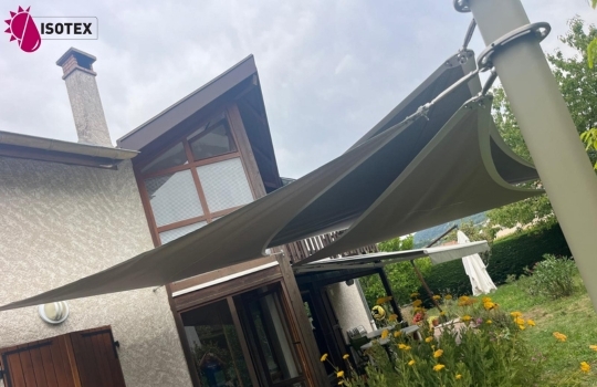 Installation de voiles d’ombrage sur mesure vers Tignieu-Jameyzieu (38230) en Nord Isère – Fabrication française