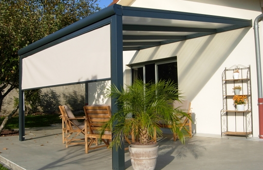 Pergola toit polycarbonate avec store vertical